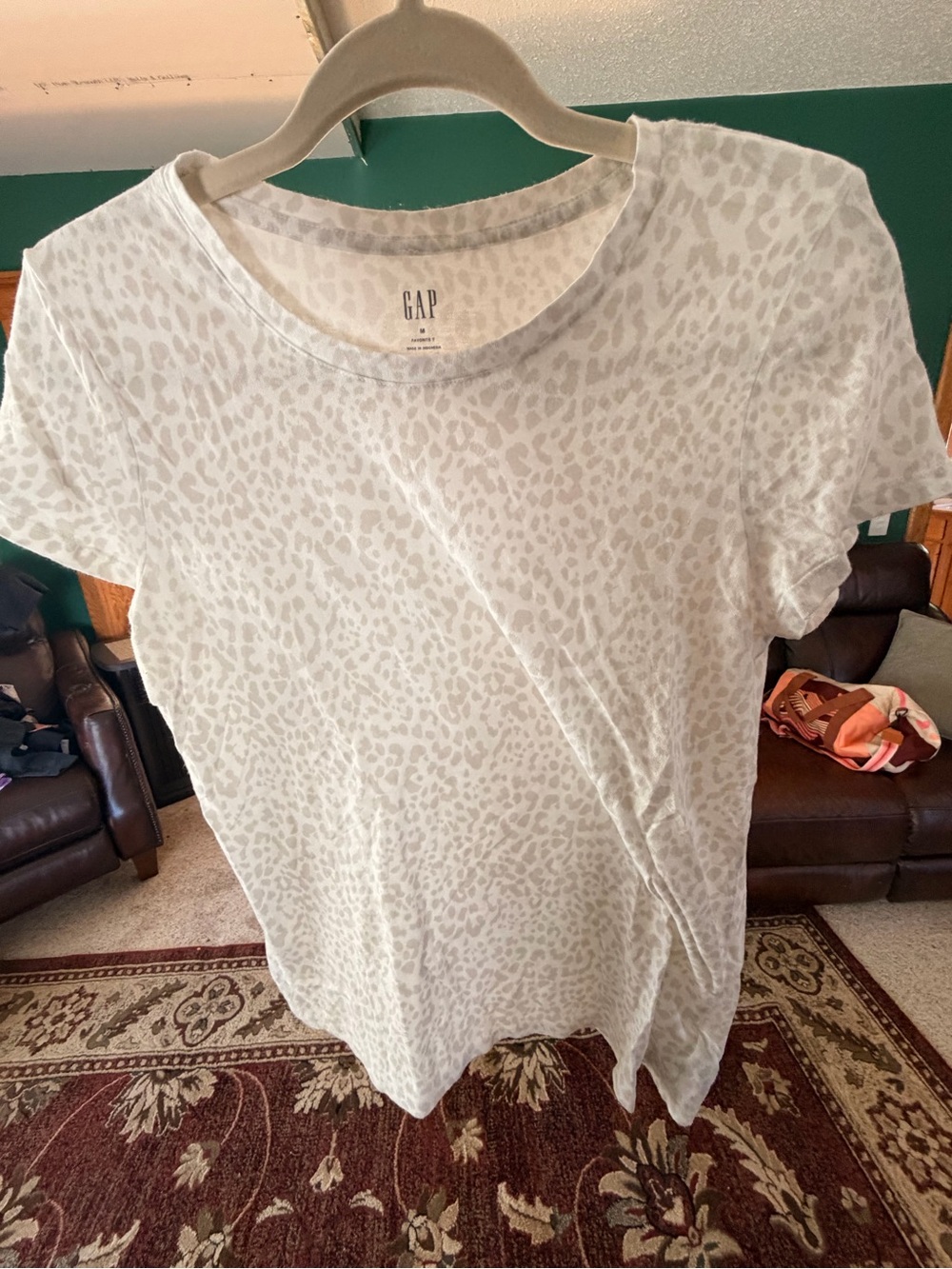 GAP White Crewneck Tee with Light Gray Leopard Print